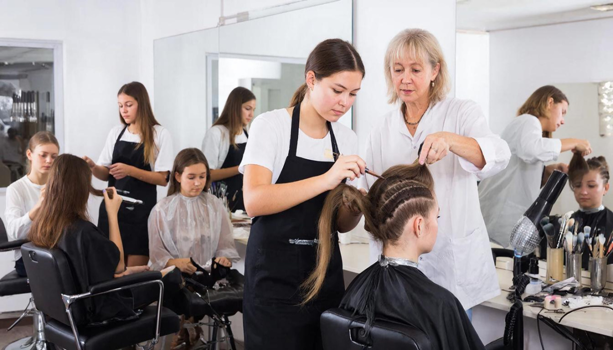 От основ стрижек до сложных техник: почему курс «Парикмахер» — лучший шаг в новую профессию