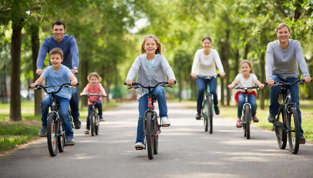 Люди в парке катаются на велосипедах